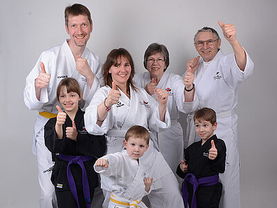 Familie Truderung teilt ihre positive Erfahrung mit der Karateschule