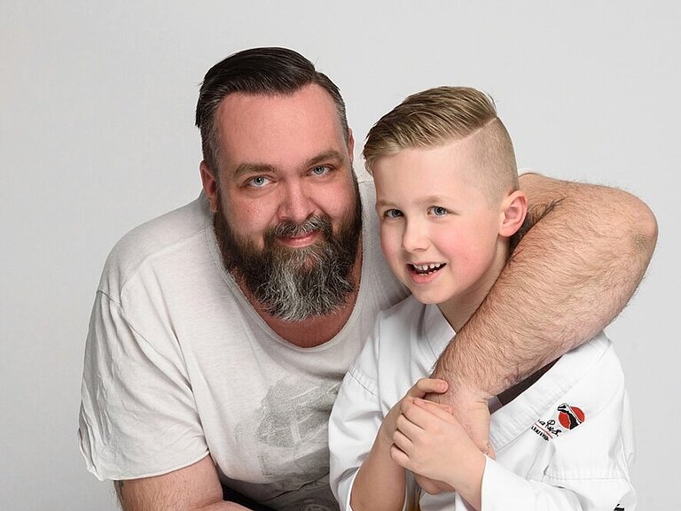 Vater und Sohn Marco und Kjell empfehlen die Karateschule